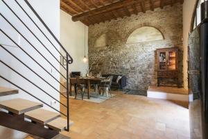 Μια τηλεόραση ή/και κέντρο ψυχαγωγίας στο Renewed Apartment With Siena Hills View