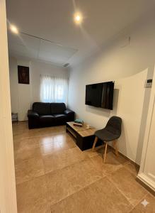 TV a/nebo společenská místnost v ubytování Terraza 120 m2 y paellero - Metro & Aeropuerto + 34 fotografií