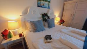 Postel nebo postele na pokoji v ubytování Chillinn Tündérliget Boutique Wellness Egerszalók