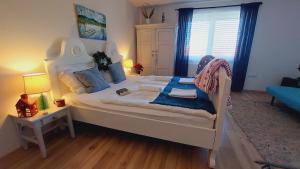 Postel nebo postele na pokoji v ubytování Chillinn Tündérliget Boutique Wellness Egerszalók