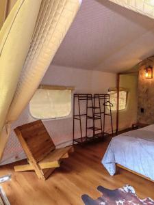 a room with a bed and a table in a tent at Lattitude Glamp Avandaro in Valle de Bravo