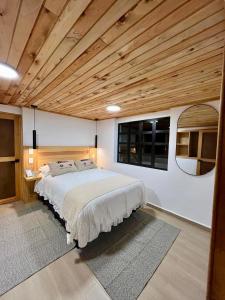 Una cama o camas en una habitación de El Sótano Loft