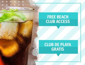 プンタ・カナにあるLOS CORALES Hotel Resort Villas & Apartments WIFI BEACH Club & SPAのコロンビアコロンビアソーダ一杯