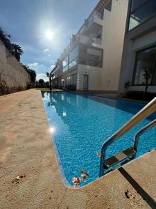 Piscina de la sau aproape de Luxurious Apt with Pool&Sea View