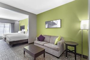 Postel nebo postele na pokoji v ubytování Best Western Plus Bay City Inn & Suites + 37 fotografií