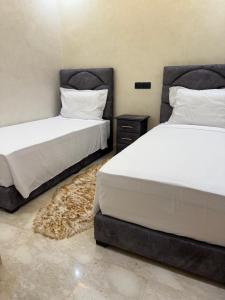 Pont BlondinにあるLuxurious Apt with Pool&Sea Viewの寝室に並んで置かれた2つのベッド +33枚の写真