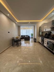 Pont BlondinにあるLuxurious Apt with Pool&Sea Viewの広いリビングルーム(テーブル付)、キッチンが備わります。