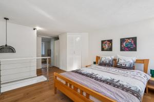 SchwändiにあるLodge of Sardonaの部屋にベッドがある寝室