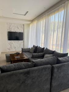 Pont BlondinにあるLuxurious Apt with Pool&Sea Viewの大きなソファとテーブルのあるリビングルーム