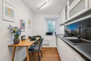une cuisine avec une table en bois et un évier dans l'établissement Lodge of Sardona, à Schwanden