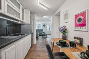 SchwändiにあるLodge of Sardonaのキッチン(シンク、木製テーブル付)