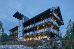 a large house on top of a hill at Naava Chalet Penthouse - Kattohuoneisto järvinäköalalla in Ähtäri