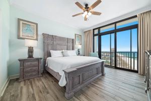 een slaapkamer met een bed en een groot raam bij The Oasis 2211 in Romar Beach +73 foto's