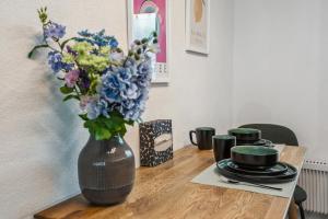 SchwändiにあるLodge of Sardonaの木製テーブルの上に座る花瓶