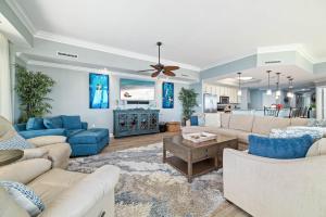 een woonkamer met banken en een tafel bij The Oasis 2211 in Romar Beach