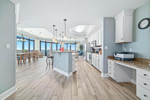 een grote keuken met witte kasten en een eetkamer bij The Oasis 2211 in Romar Beach