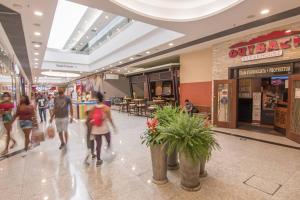 eine Gruppe von Menschen, die durch ein Einkaufszentrum gehen in der Unterkunft Apto202 a 100 mts do Shopping Carioca, Brt e Metrô in Rio de Janeiro
