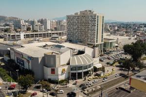 eine Draufsicht auf eine Stadt mit einem großen Gebäude in der Unterkunft Apto202 a 100 mts do Shopping Carioca, Brt e Metrô in Rio de Janeiro