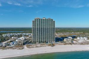een luchtzicht op een groot gebouw naast het strand bij The Oasis 2211 in Romar Beach