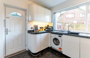 Köök või kööginurk majutusasutuses Headingley Lodge - Modern Home Near City Centre Perfect For Contractors +31 fotot