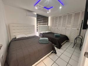 Ένα ή περισσότερα κρεβάτια σε δωμάτιο στο Ocean Front 2