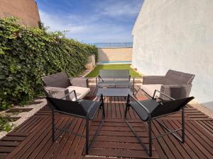 ラス・ガビアスにあるSueños De La Vegaのパティオ(椅子2脚、デッキ上のテーブル付)