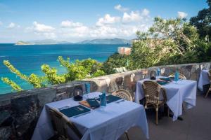 un ristorante con tavoli e vista sull'oceano di Point Pleasant Resort a Frydendal