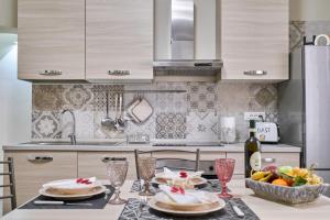 een keuken met een tafel met eten en een fles wijn bij Cristina Tuscany Holiday in Poggibonsi