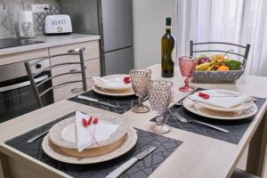 een eettafel met borden en glazen erop bij Cristina Tuscany Holiday in Poggibonsi