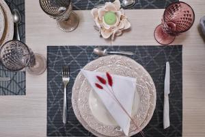 een tafel met een bord en keukengerei op een tafel bij Cristina Tuscany Holiday in Poggibonsi +20 foto's