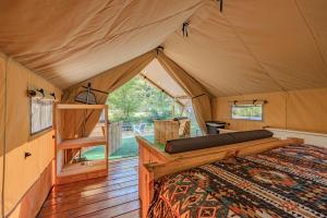 een grote tent met een bed in een kamer bij Luxury Glamping Near Gatlinburg and Asheville in Newport +138 foto's