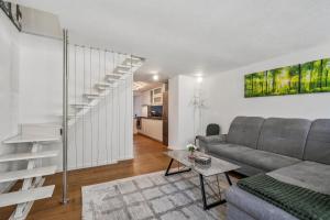 SchwändiにあるLodge of Sardonaのソファとテーブルのあるリビングルーム +5枚の写真