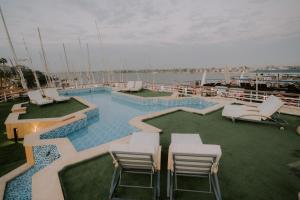 Bazén v ubytování Alma Nile Cruise - 4 or 7 Nights From Luxor each Saturday and 3 or 7 Nights From Aswan each Wednesday nebo v jeho okolí