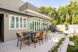 un patio avec une table et des chaises devant une maison dans l'établissement Puerto Rico vacation dream house, à San Juan