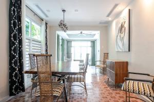 une salle à manger avec une table et des chaises dans l'établissement Puerto Rico vacation dream house, à San Juan