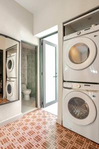 - une buanderie avec un lave-linge et un sèche-linge dans l'établissement Puerto Rico vacation dream house, à San Juan