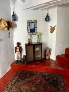 een woonkamer met een tafel en een rode vloer bij Guesthouse La Tienda Cómpeta 21b in Cómpeta