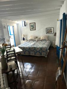 een slaapkamer met een bed en een tafel erin bij Guesthouse La Tienda Cómpeta 21b in Cómpeta