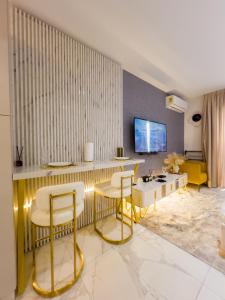 a living room with two chairs and a table at Luxury Studio Apt at 233 Boulevard Cantonment-Accra in Accra +18 photos