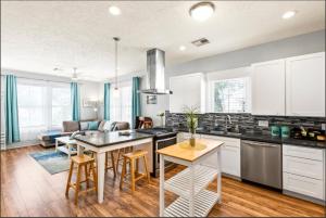 Kuchyň nebo kuchyňský kout v ubytování Cozy 3BD Galveston Beach Getaway