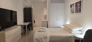 TV a/nebo společenská místnost v ubytování Habito Luxury Apartment - Breakbooking CY + 9 fotografií