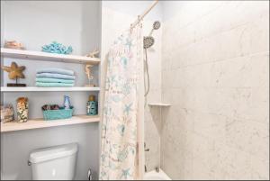 Koupelna v ubytování Cozy 3BD Galveston Beach Getaway + 39 fotografií