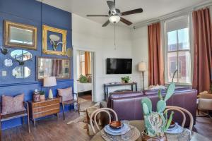 een woonkamer met blauwe muren en een bank bij Historic Courthouse View- Chic Suite on Riverwalk in San Antonio