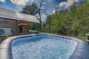 een plas water voor een camper bij Luxury Glamping Near Gatlinburg and Asheville in Newport