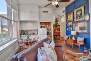 een woonkamer met een leren bank en een eetkamer bij Historic Courthouse View- Chic Suite on Riverwalk in San Antonio