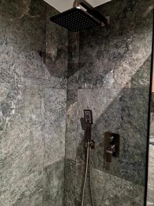 une douche avec un téléphone portable dans une salle de bain dans l'établissement Stylish loft, à Vilnius