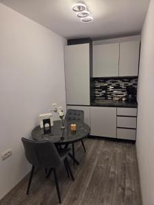 Un comedor con una mesa y una cocina. en Panoramic View Bran, en Bran