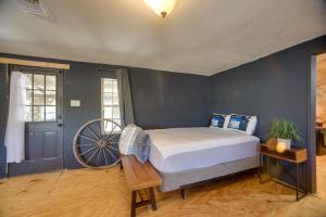 a bedroom with a large bed and aokedokedokedokedoked at 6 Mi to Laughlin AFB Cozy Studio with Private Yard in Del Rio