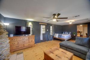 a living room with a couch and a flat screen tv at 6 Mi to Laughlin AFB Cozy Studio with Private Yard in Del Rio