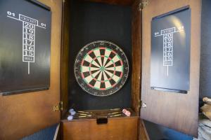 un jeu de fléchettes sur un mur avec un jeu de fléchettes dans l'établissement 3 Mi to San Felipe Springs Park Studio with Yard, à Del Rio